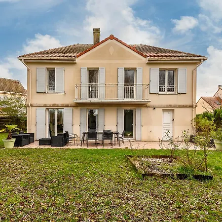 Apartment House 4 Bedroomed Near Disneyland Paris *