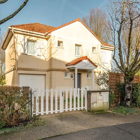 House 4 Bedroomed Near Disneyland Paris Apartment *